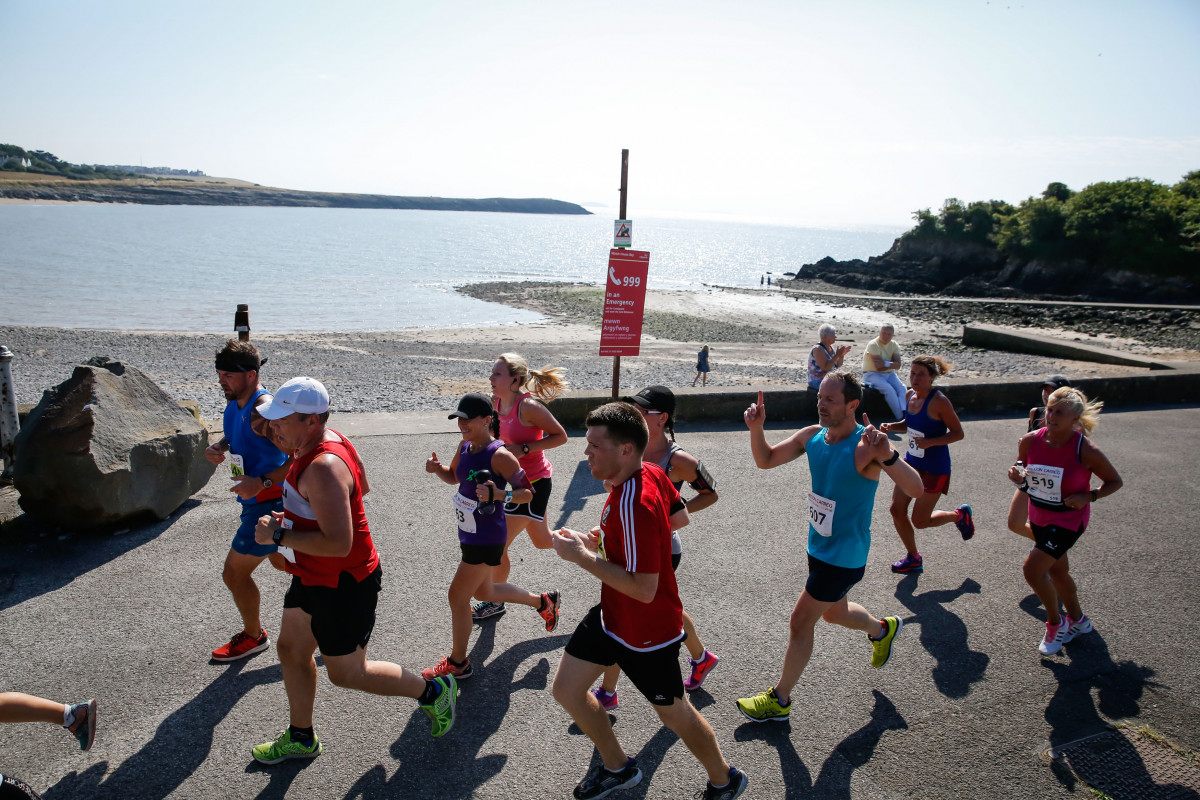 Picture of runners along the coast at the Barry Island 10k