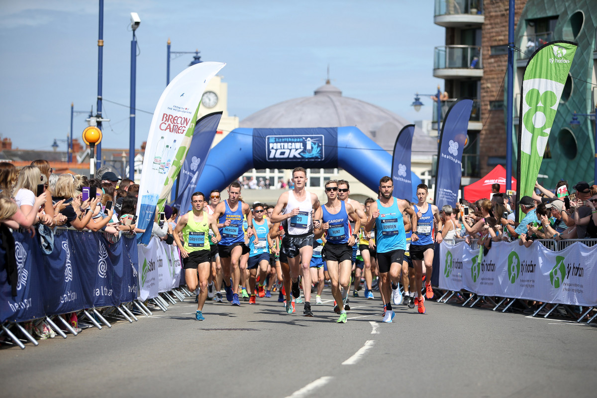 Picture of runners starting the Porthcawl 10k